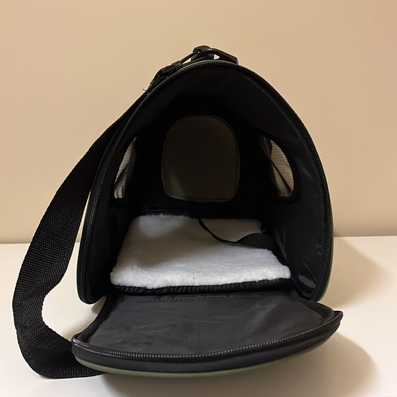 Green and White Pet Carrier - Picture 2 of 4